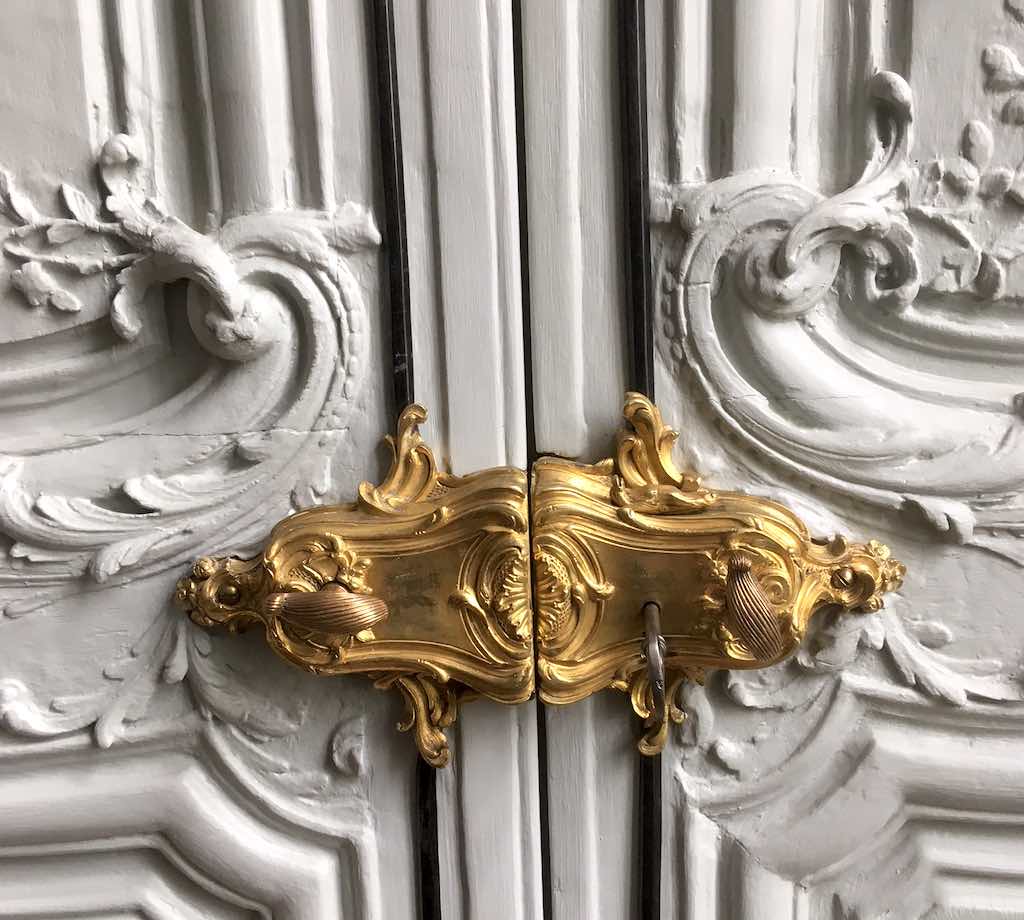 Grand salon détail serrure porte.jpg